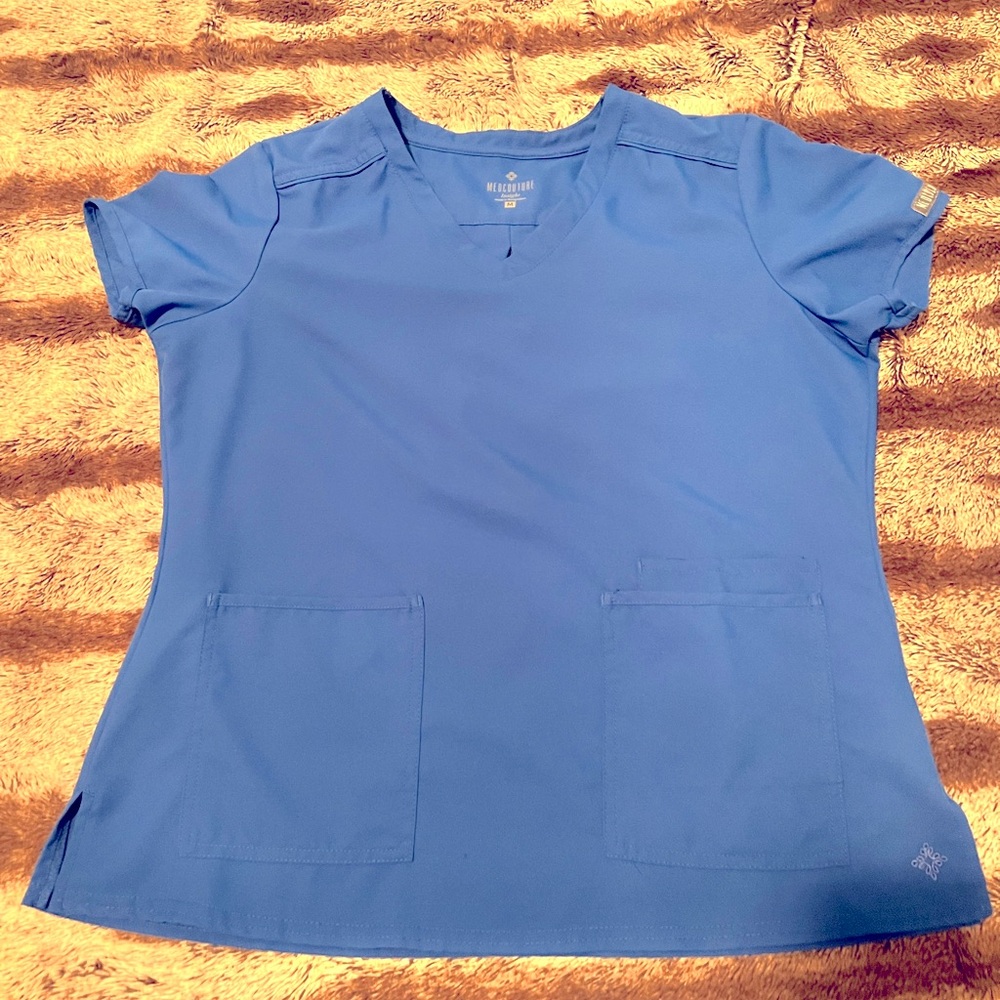 Med Couture Insight 3 pocket scrub top